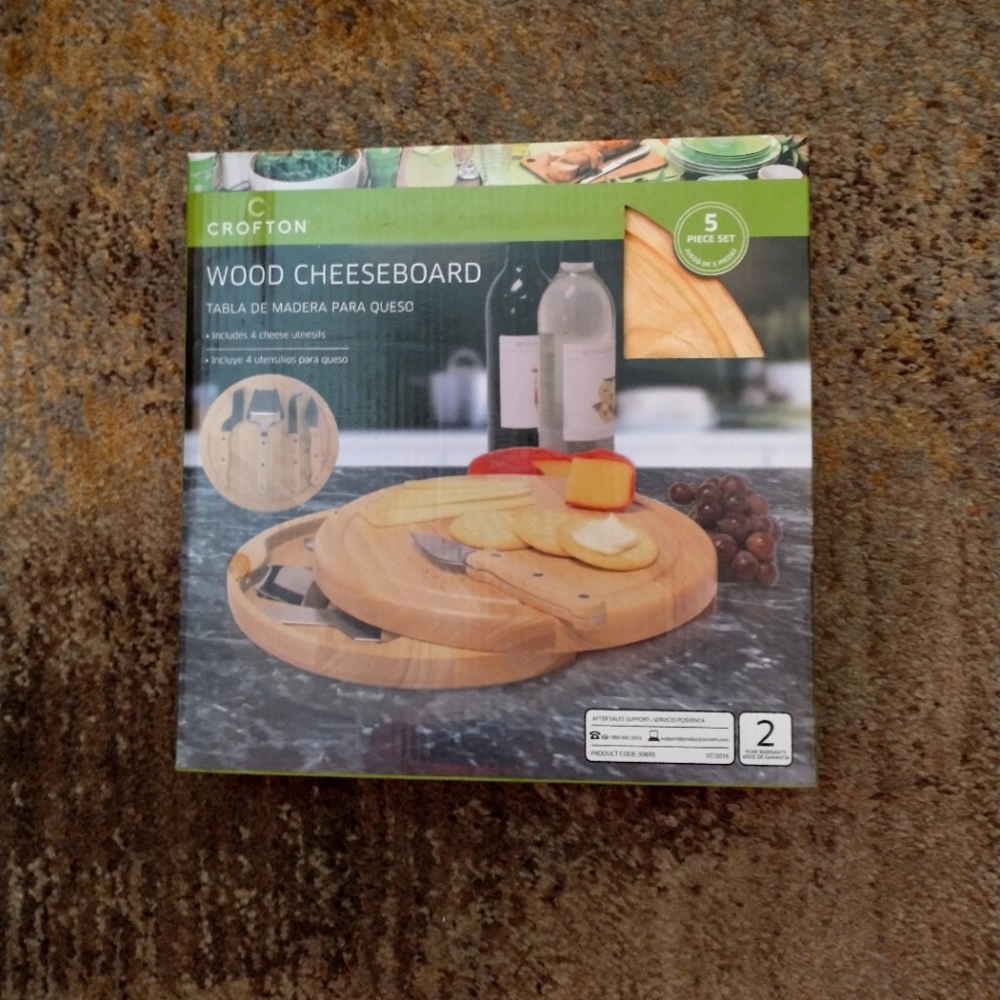 Crofton Wooden Cheese Board - w/ 4 utensils - NWOT